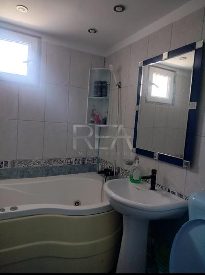 Apartament cu 4 camere semidecomandat, mobilat în Apărătorii Patriei