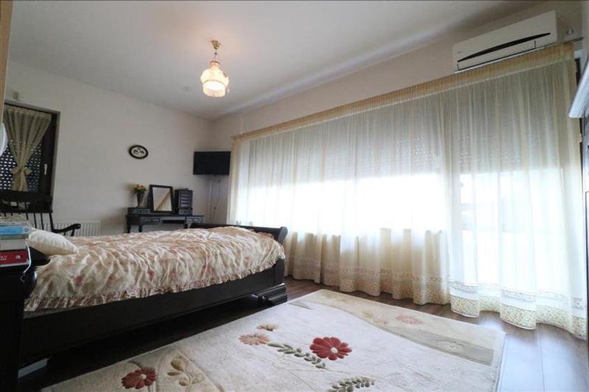 Casă individuală cu 7 camere cu Garaj în Copou