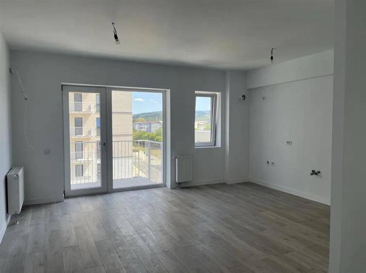 Apartament cu 3 camere decomandat în Podu Roș
