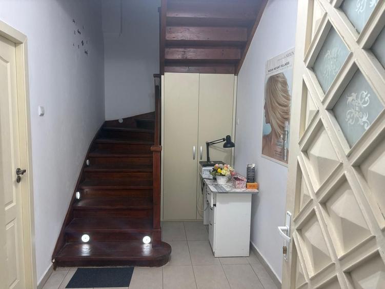 Casă individuală cu 8 camere cu Canalizare în Central