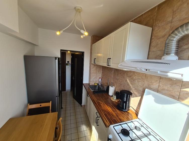Apartament cu 3 camere semidecomandat, mobilat în Iancului