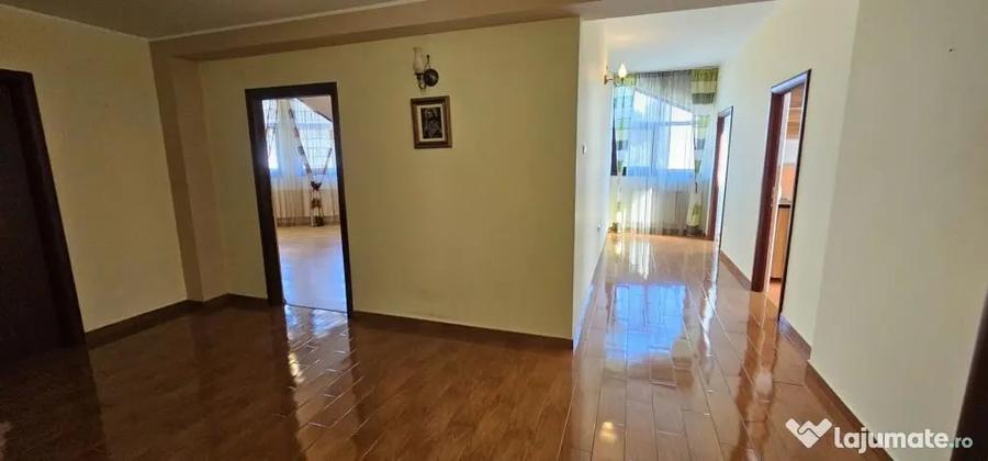 Apartament cu 5 camere decomandat în Micro 20