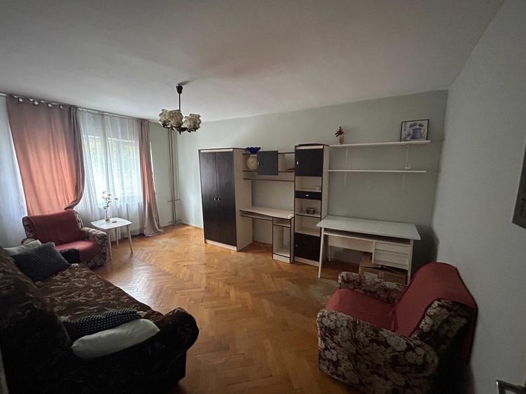 Apartament cu 2 camere semidecomandat în Soarelui