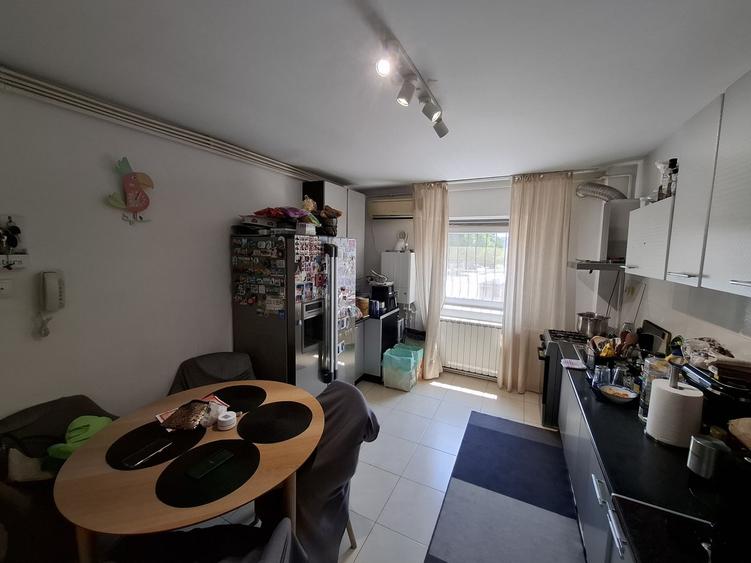 Apartament cu 4 camere decomandat, mobilat în Poarta 6