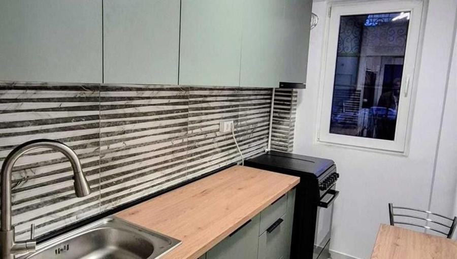 Apartament cu 2 camere semidecomandat, mobilat în P-ța Victoriei