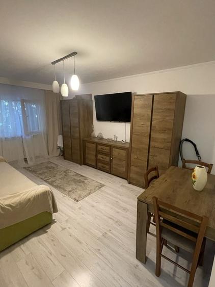 Apartament cu 3 camere decomandat în Poarta 6
