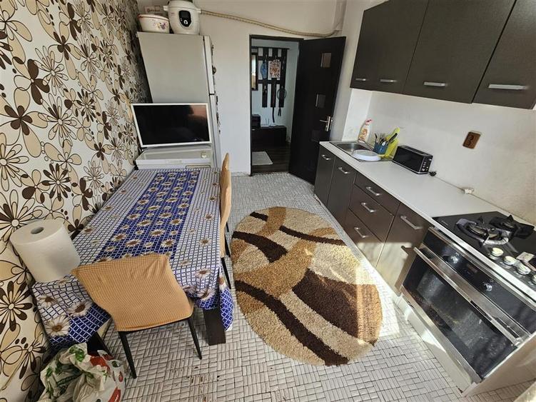 Apartament cu 3 camere decomandat în Buzaului