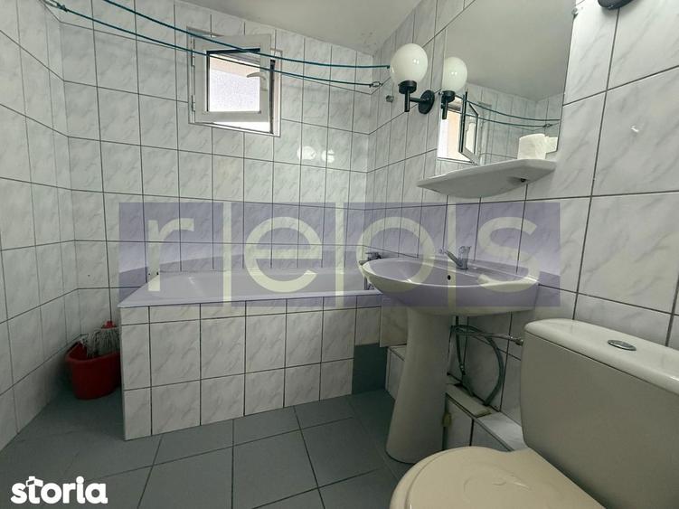 Apartament cu 3 camere semidecomandat în Tei