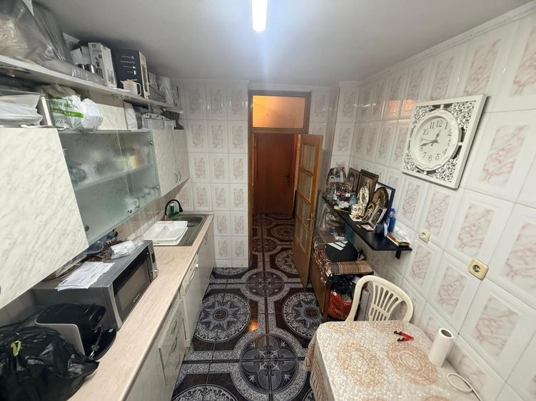 Apartament cu 3 camere semidecomandat, mobilat în Lacul Tei