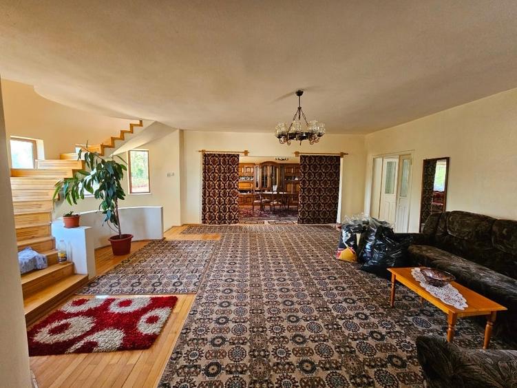 Casă individuală cu 5 camere cu Teren 2500 Mp în Central