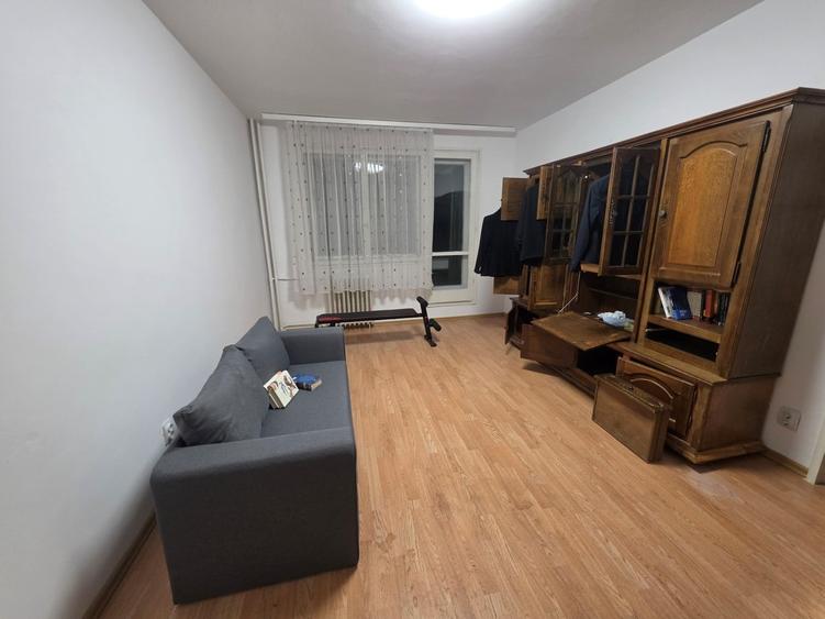 Apartament cu 3 camere semidecomandat în Titan