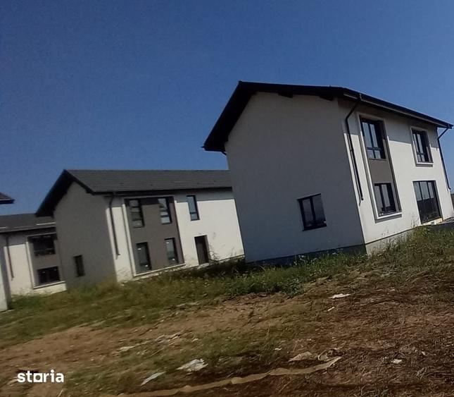 Casă cu 4 camere cu Teren 290 Mp în Comișani