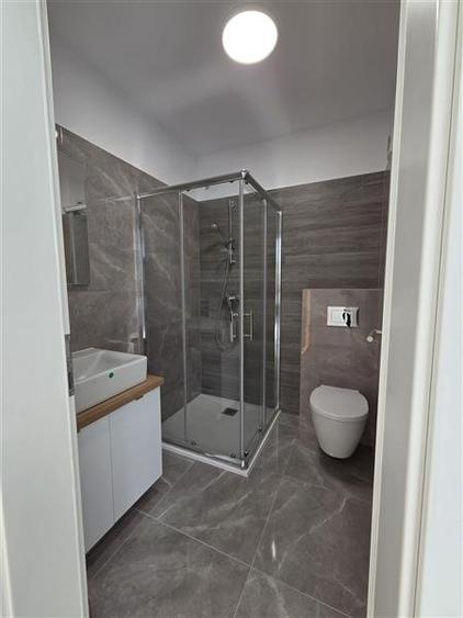 Apartament cu 3 camere decomandat, mobilat în Tractorul