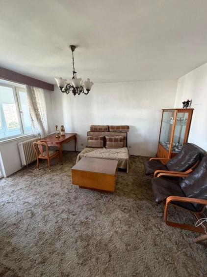 Apartament cu 3 camere semidecomandat, mobilat în Tineretului