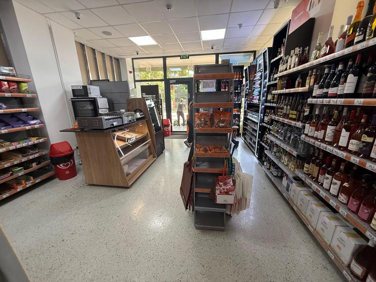 Spațiu comercial, de 204.30000305176 mp, în Far