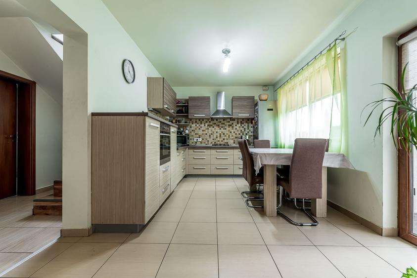 Casă individuală cu 5 camere cu Piscina în Aradul Nou