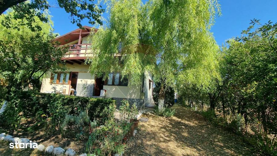 Casă cu 5 camere cu Teren 1000 Mp în Central