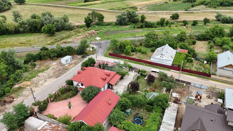 Casă individuală cu 6 camere cu Canalizare în Est