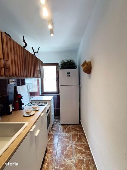 Apartament cu 3 camere semidecomandat, mobilat în Central