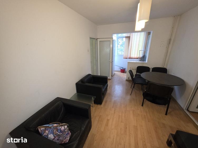 Apartament cu 3 camere semidecomandat în Inel II