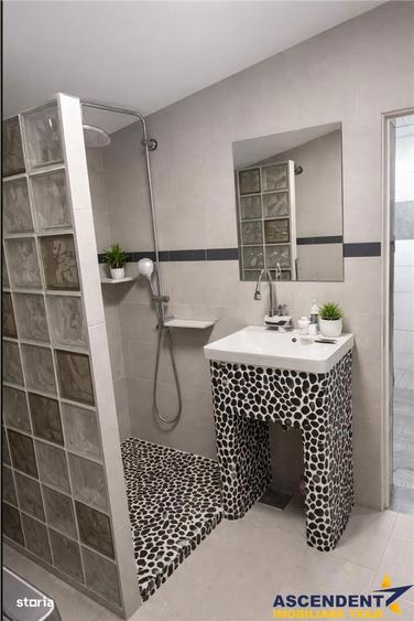 Apartament cu 3 camere decomandat în Noua