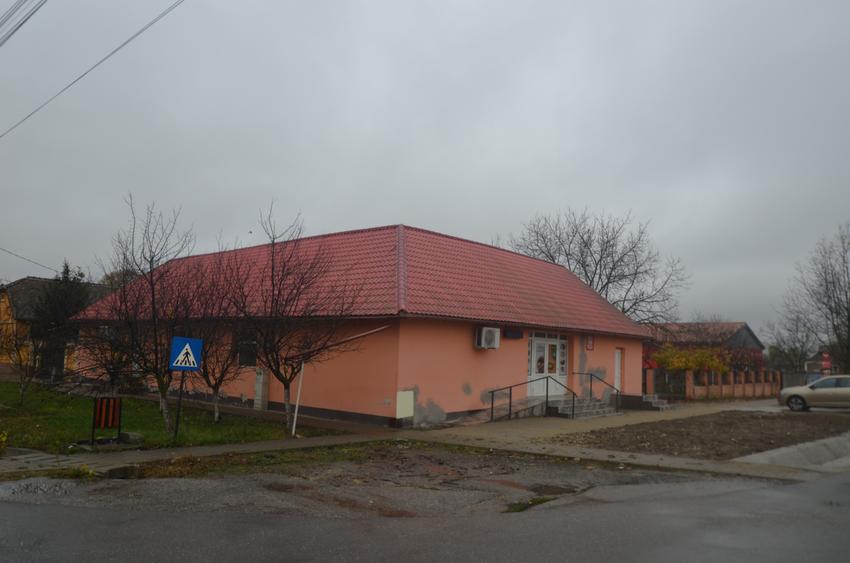 Casă individuală cu 4 camere cu Canalizare în Pădureni (Jebel)