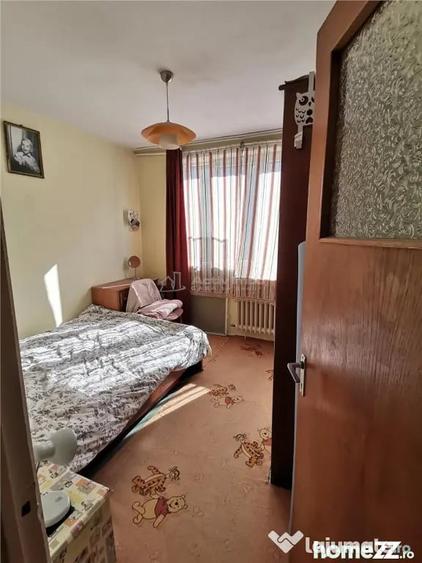 Apartament cu 3 camere decomandat în Alexandriei
