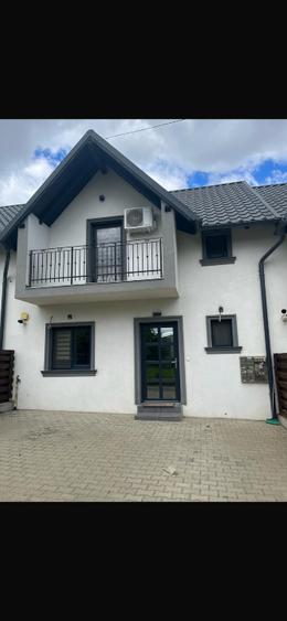 Duplex cu 3 camere cu Teren 200 Mp în Est