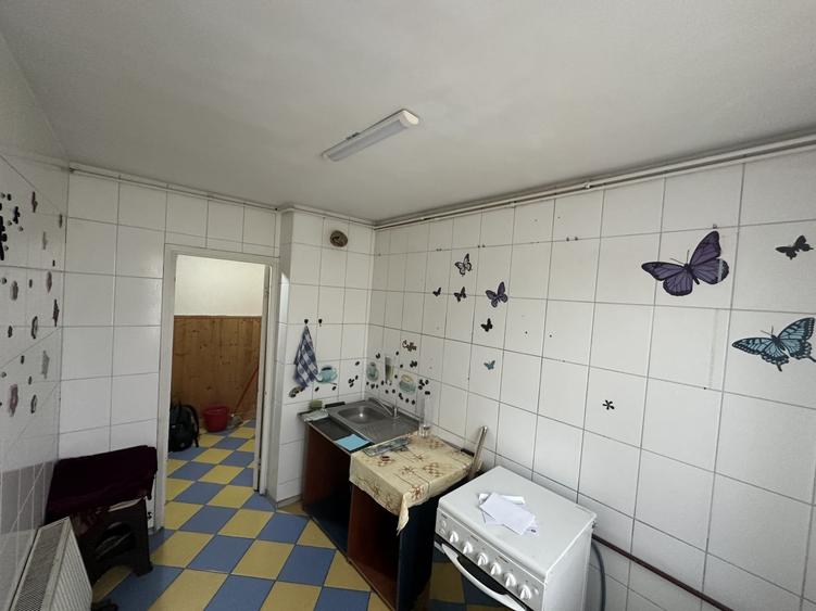 Apartament cu 3 camere semidecomandat în Berceni