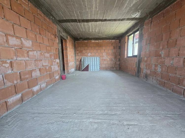 Casă cu 6 camere cu Teren 383 Mp în Dobroești