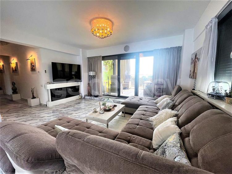Penthouse cu 3 camere decomandat, mobilat în Central