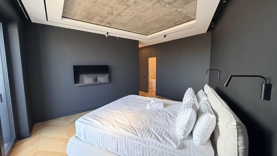 Apartament cu 4 camere semidecomandat, mobilat în Central