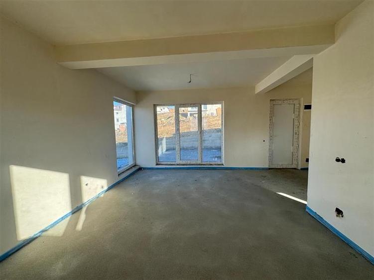 Duplex cu 5 camere cu Canalizare în Chinteni