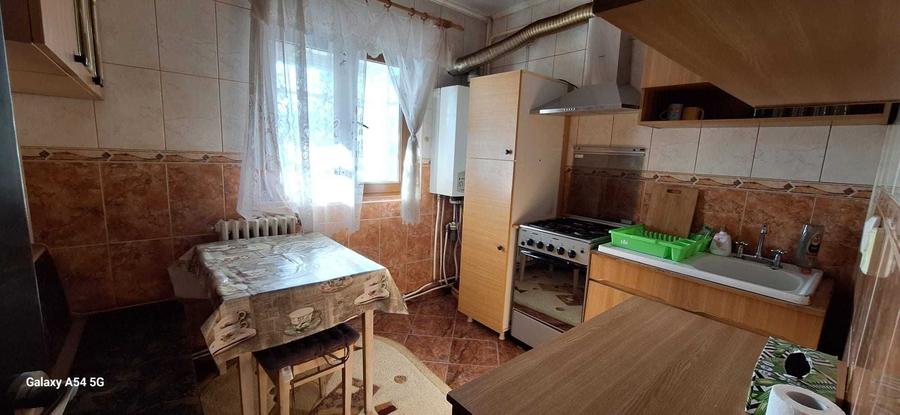 Apartament cu 3 camere decomandat în Nicolina
