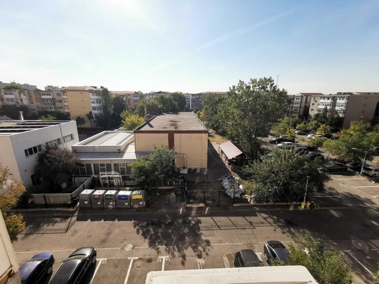 Apartament cu 2 camere semidecomandat în Craiovița Nouă