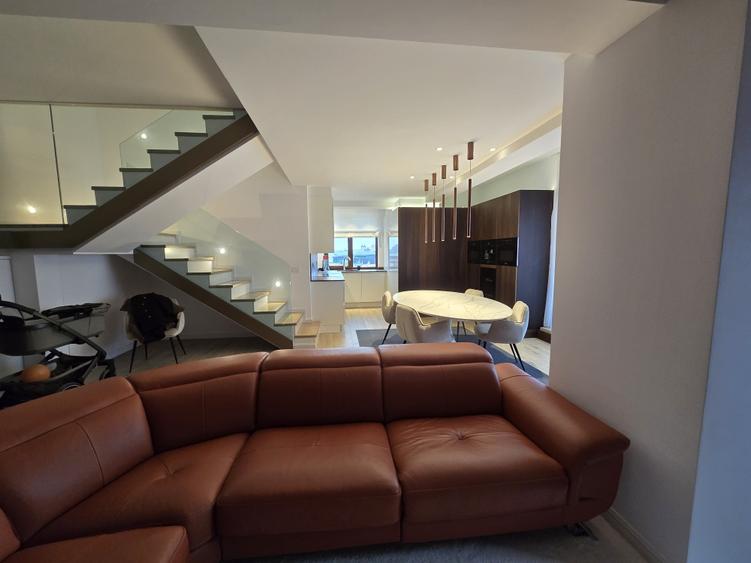 Penthouse cu 4 camere decomandat, mobilat în Centru Civic