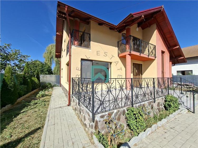Casă individuală cu 4 camere cu Garaj în Cristian