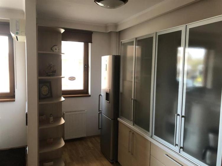 Apartament cu 3 camere decomandat, mobilat în Sisești