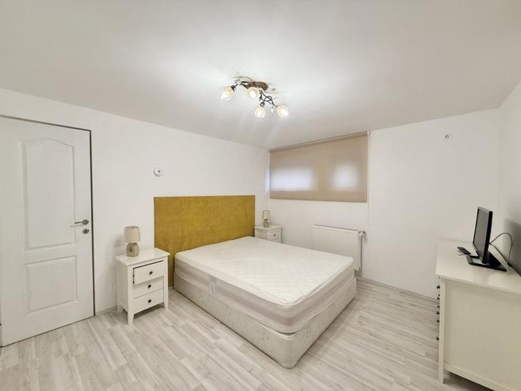 Apartament cu 3 camere semidecomandat, mobilat în P-ța Victoriei