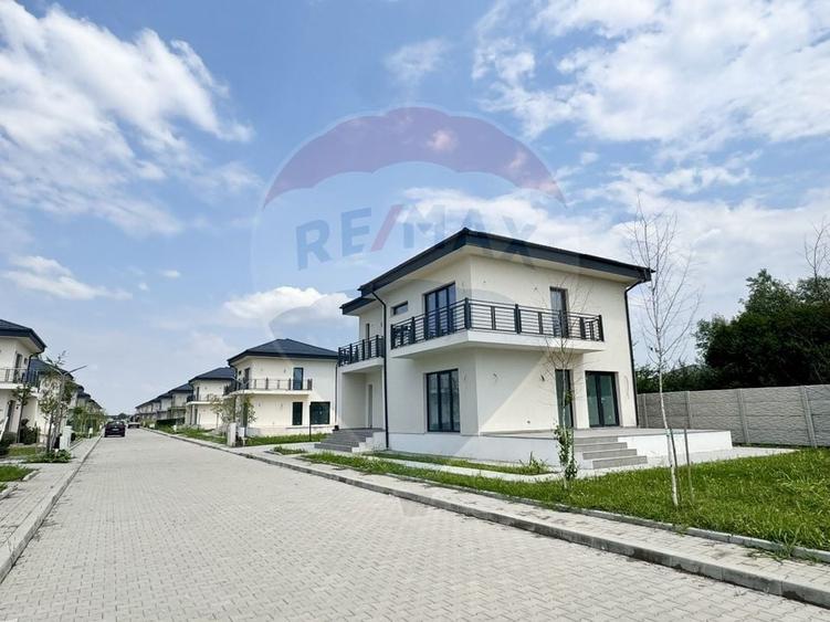 Casă individuală cu 4 camere cu Teren 446.92001342773 Mp în Tamași
