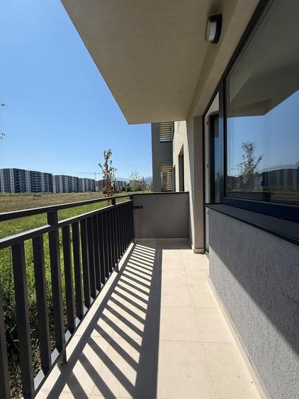 Apartament cu 3 camere decomandat în Tractorul