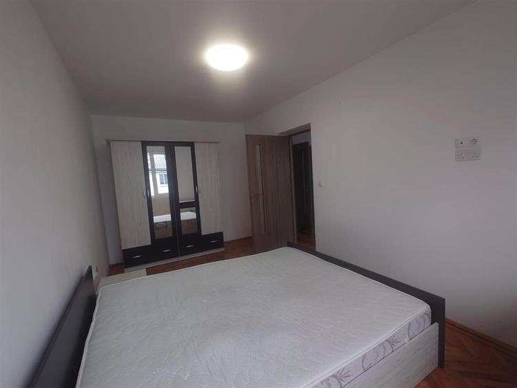 Apartament cu 3 camere decomandat, mobilat în Central