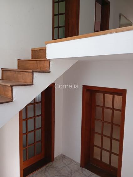 Casă individuală cu 5 camere cu Teren 2000 Mp în Central