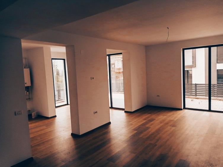 Duplex cu 4 camere cu Canalizare în Central