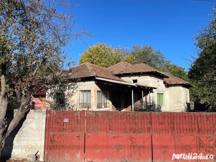 Casă cu 5 camere cu Teren 8000 Mp în Orlești