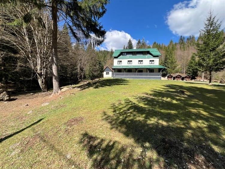 Casă individuală cu 11 camere cu Teren 3333 Mp în Lăpușna