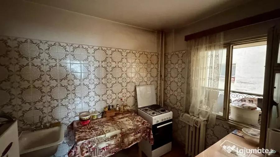 Apartament cu 3 camere decomandat în Lacul Tei