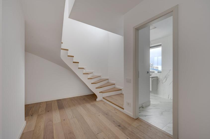 Penthouse cu 4 camere semidecomandat în Timpuri Noi