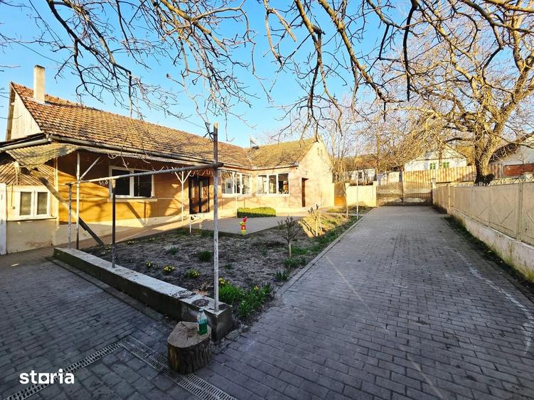 Casă cu 5 camere cu Teren 2452 Mp în Central