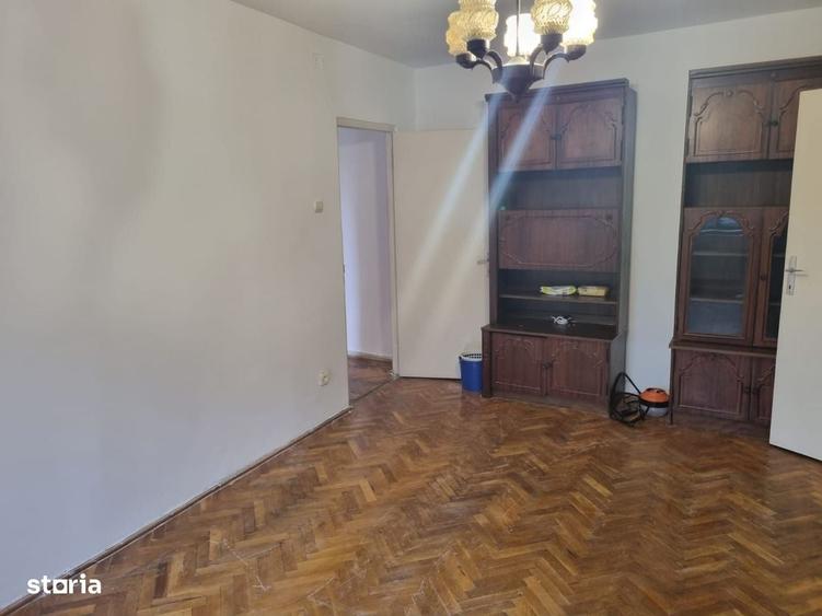 Apartament cu 3 camere semidecomandat în Central